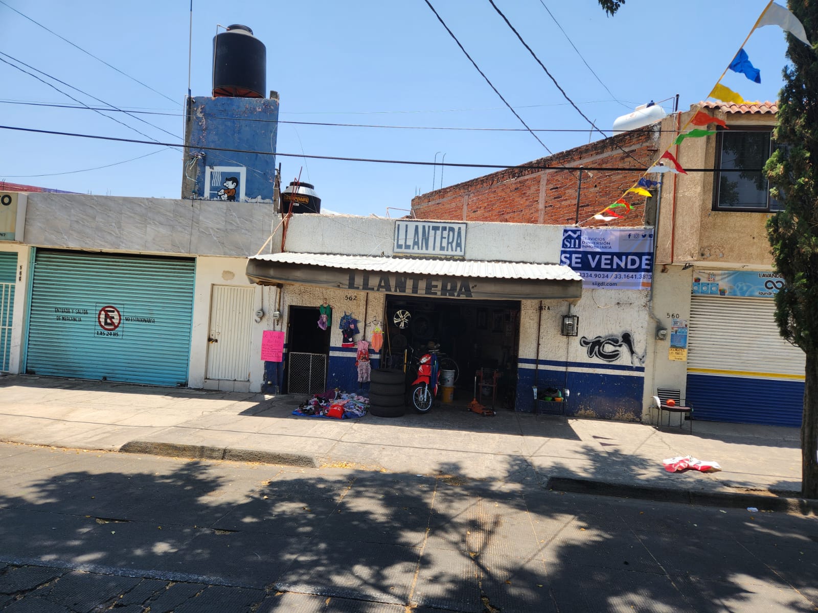 Casa con Local Comercial en Lagos de Oriente